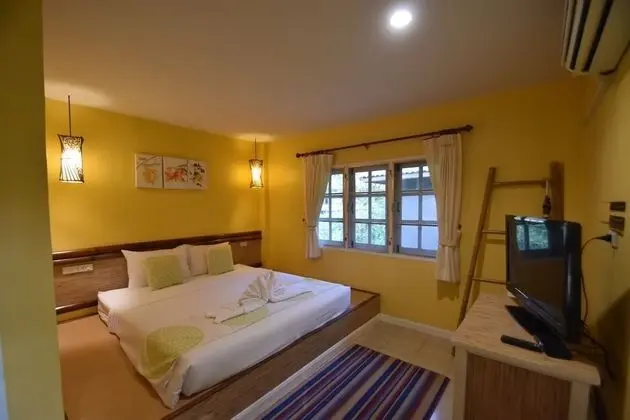 Burgandy River View Chalet