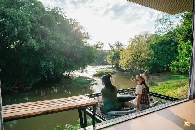 Panoramic Riverside Cabin with Jacuzzi