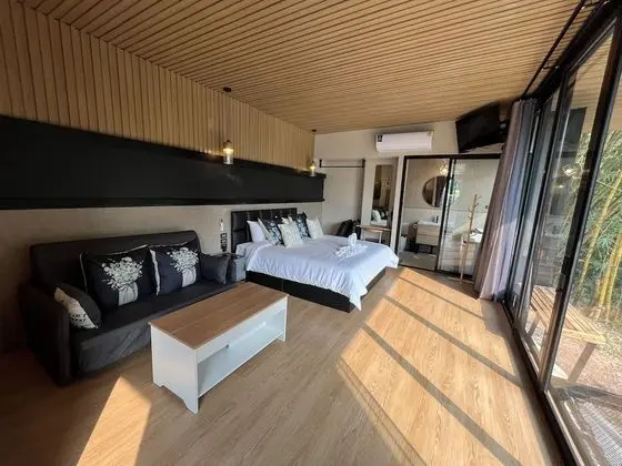 Panoramic Riverside Cabin with Jacuzzi