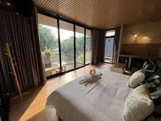 Panoramic Riverside Cabin with Jacuzzi