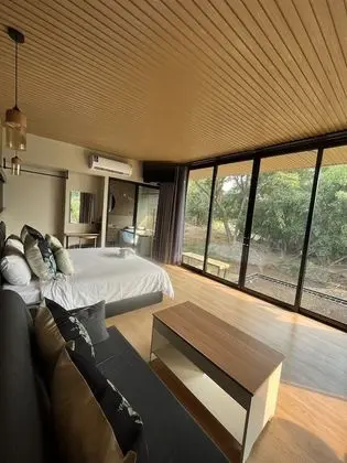 Panoramic Riverside Cabin with Jacuzzi