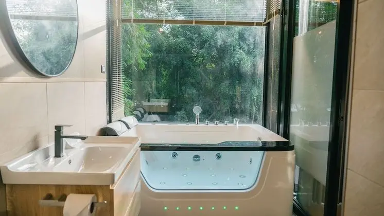 Panoramic Riverside Cabin with Jacuzzi