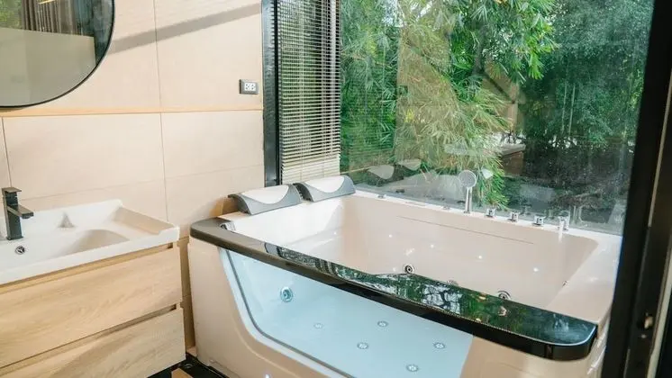 Panoramic Riverside Cabin with Jacuzzi