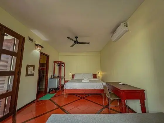 Deluxe Tek Büyük Yataklı Oda, Balkon, Havuz Manzaralı