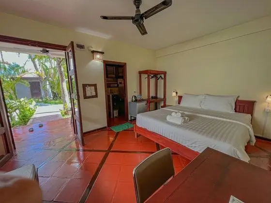 Deluxe Tek Büyük Yataklı Oda, Balkon, Havuz Manzaralı