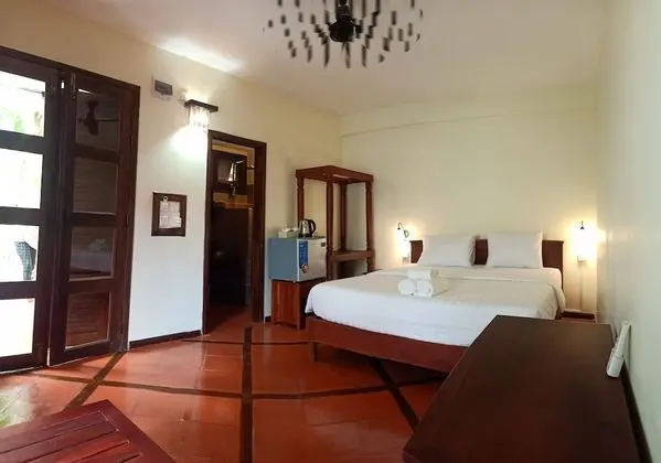 Deluxe Tek Büyük Yataklı Oda, Balkon, Havuz Manzaralı