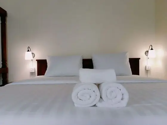 Deluxe Tek Büyük Yataklı Oda, Balkon, Havuz Manzaralı