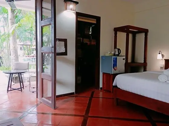 Deluxe Tek Büyük Yataklı Oda, Balkon, Havuz Manzaralı