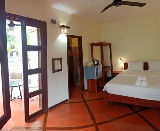 Deluxe Tek Büyük Yataklı Oda, Balkon, Havuz Manzaralı