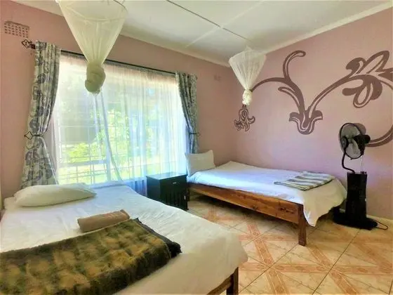 İki Ayrı Yataklı Oda, Ortak Banyo