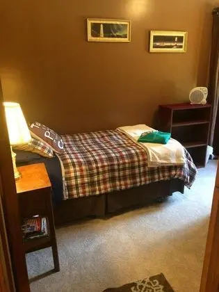 2 Single bed room, Redbeards Retreat, shared bathroom, not pet friendly
