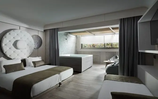 Semiground Patio Room with Hot Tub