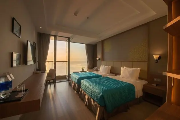 Deluxe Twin Room with Sea View and Balcony
