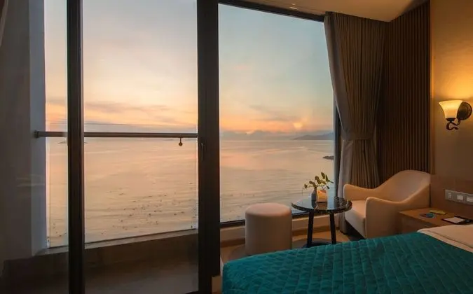 Deluxe Twin Room with Sea View and Balcony