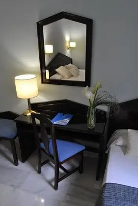 Tek Büyük Yataklı Oda, 3 Tek Kişilik Yatak (2 adults and 1 child)
