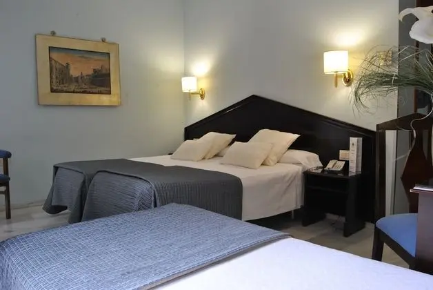 Tek Büyük Yataklı Oda, 3 Tek Kişilik Yatak (2 adults and 1 child)