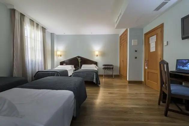 Tek Büyük Yataklı Oda, 3 Tek Kişilik Yatak (2 adults and 1 child)