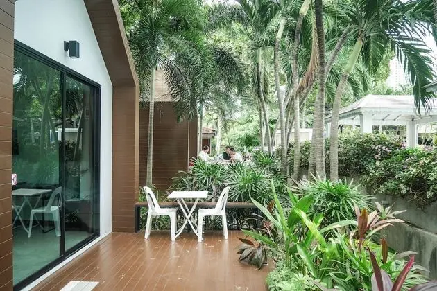 Villa Hut