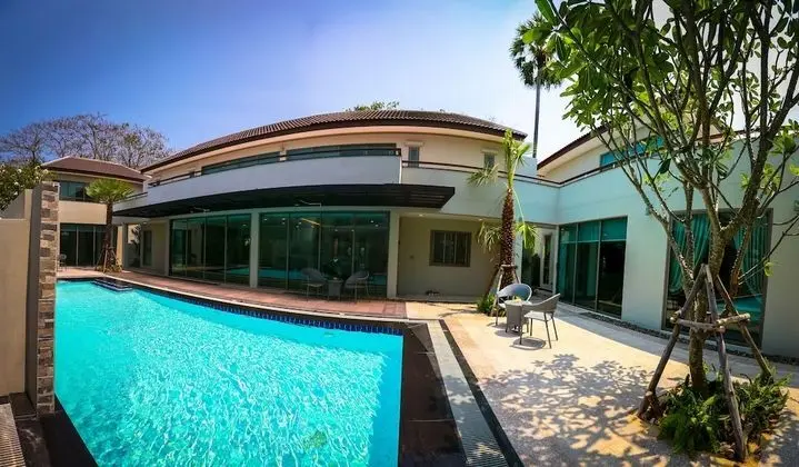9 Bedroom Villa with Private Pool