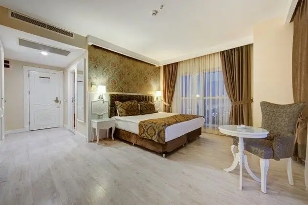 Köşe Oda Havuz (Şehir) Manzaralı