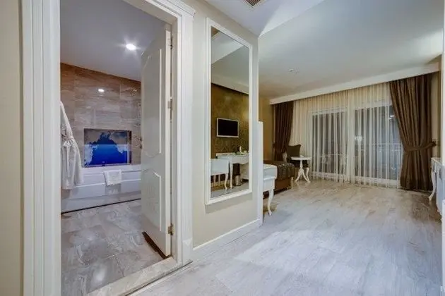 Köşe Oda Havuz (Şehir) Manzaralı