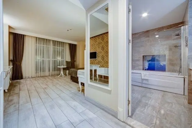 Köşe Oda Havuz (Şehir) Manzaralı