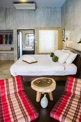 King room with Pool view/Garden view