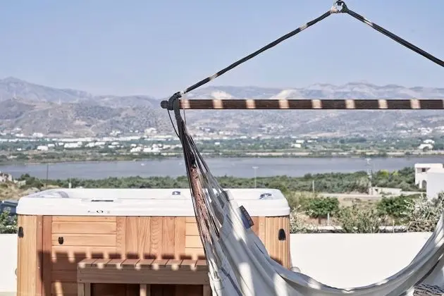 Honeymoon Suite with Lake view, Private pool & Outdoor Jetted Tub