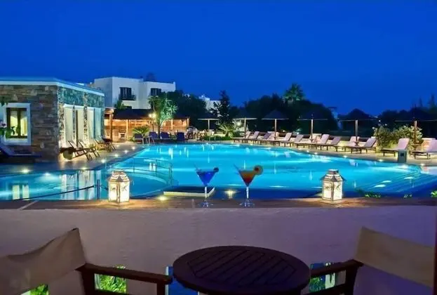 Tek Büyük Yataklı Oda, Havuz Manzaralı
