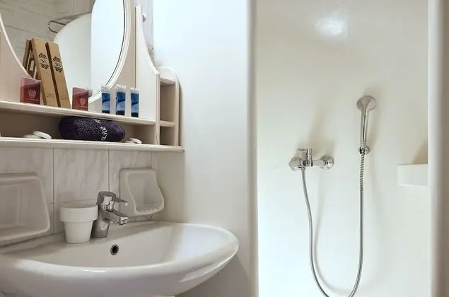 Economy Tek Büyük veya İki Ayrı Yataklı Oda (Semi-Basement)