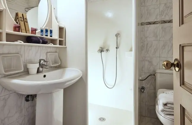 Economy Tek Büyük veya İki Ayrı Yataklı Oda (Semi-Basement)