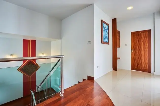 5 Bedrooms Villa