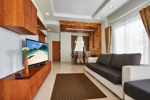 5 Bedrooms Villa