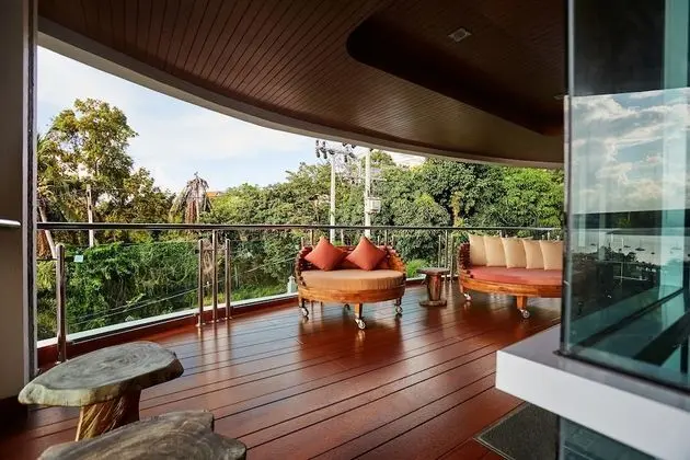 5 Bedrooms Villa