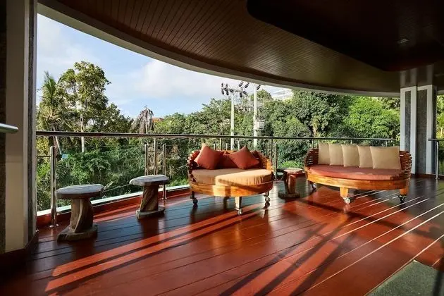 5 Bedrooms Villa