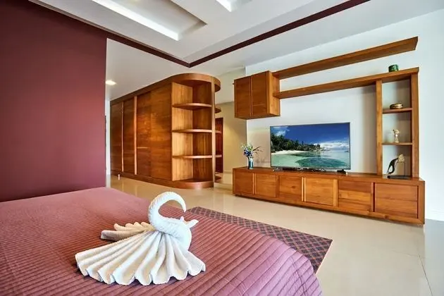 5 Bedrooms Villa