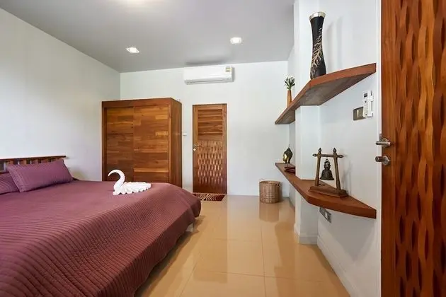 5 Bedrooms Villa