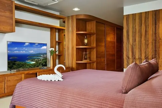 5 Bedrooms Villa