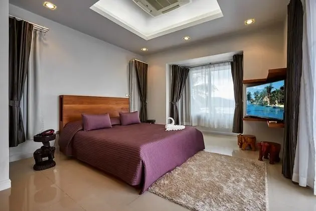 5 Bedrooms Villa