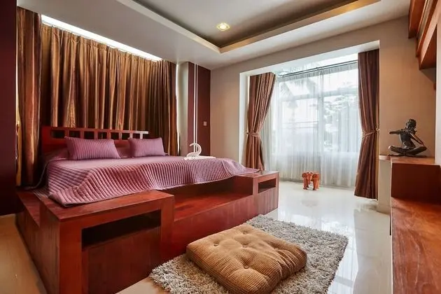 5 Bedrooms Villa
