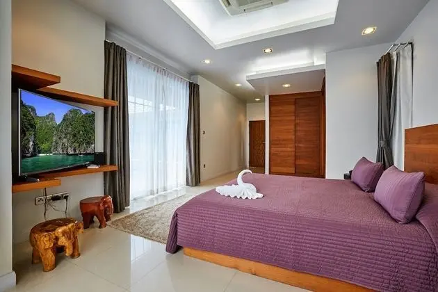 5 Bedrooms Villa