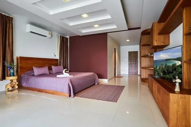 5 Bedrooms Villa