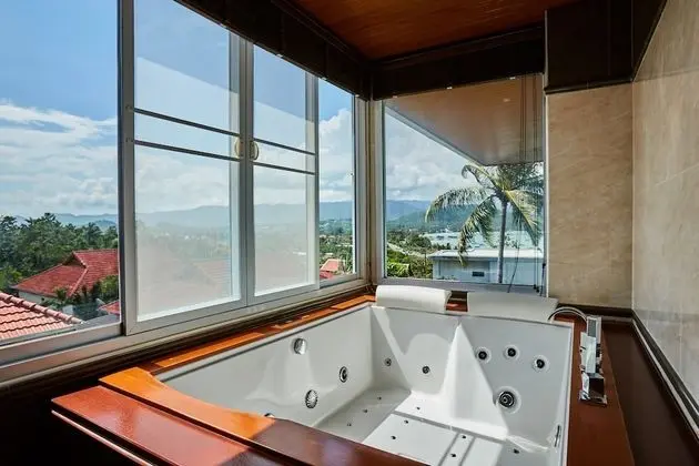 5 Bedrooms Villa