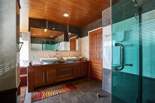5 Bedrooms Villa