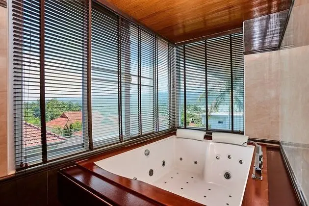 5 Bedrooms Villa