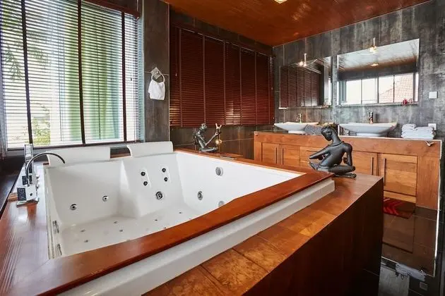 5 Bedrooms Villa