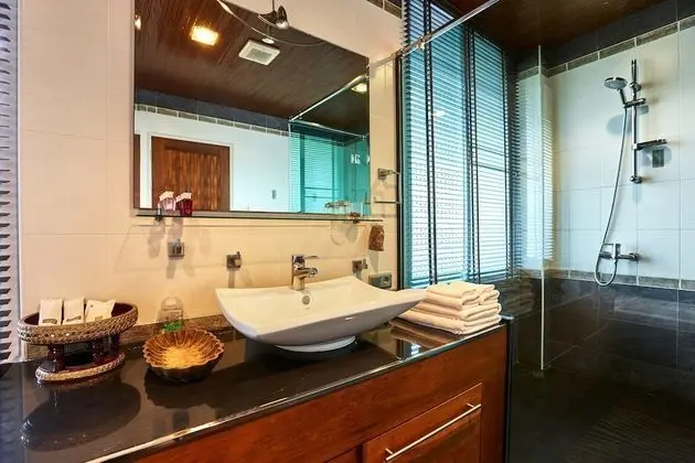 5 Bedrooms Villa