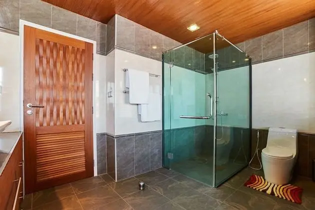 5 Bedrooms Villa