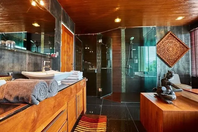5 Bedrooms Villa