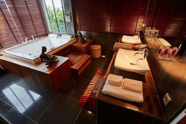 5 Bedrooms Villa